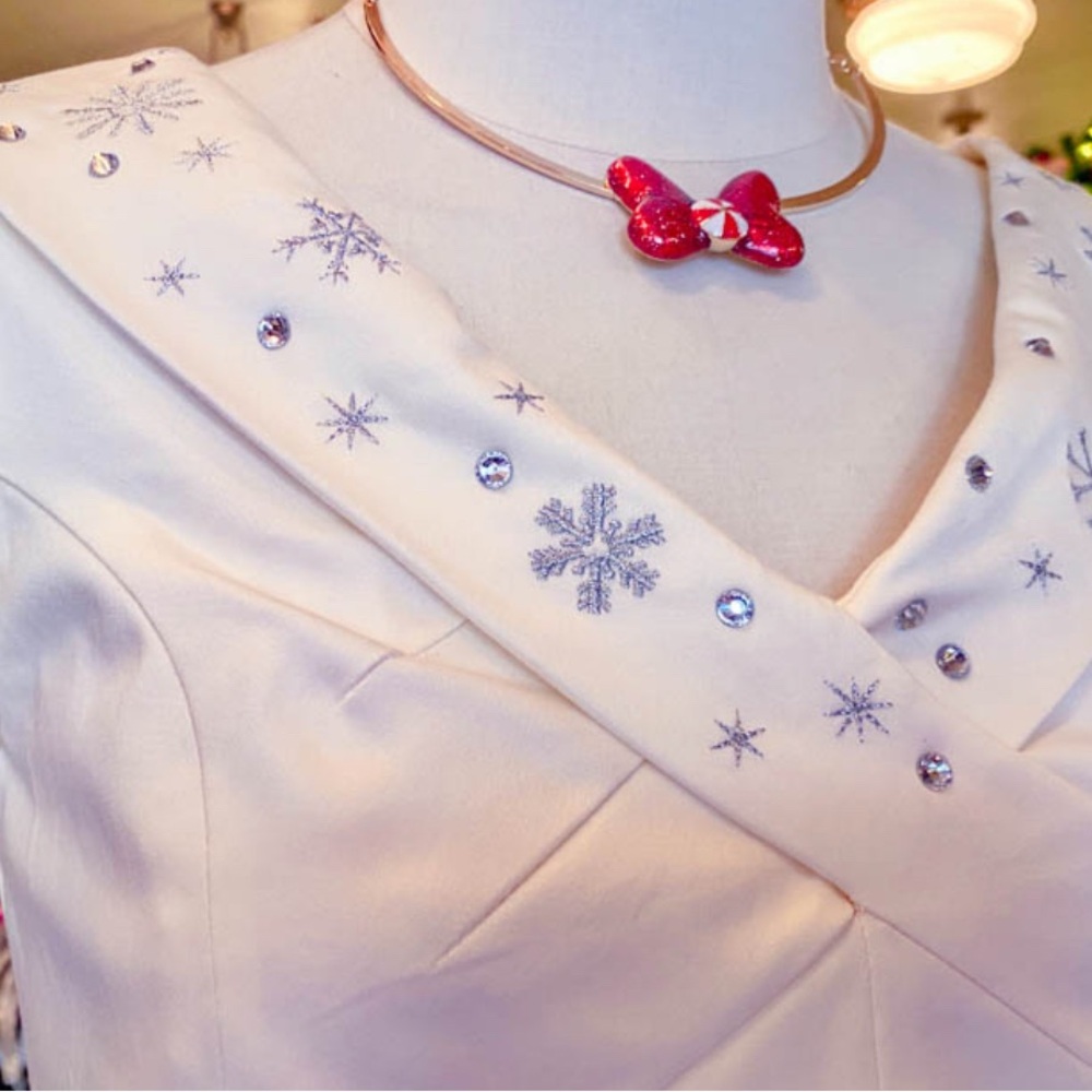Disney Cream Midi Dress Size 2xl with Winter wonderland Castle Print - Picture 3 of 11